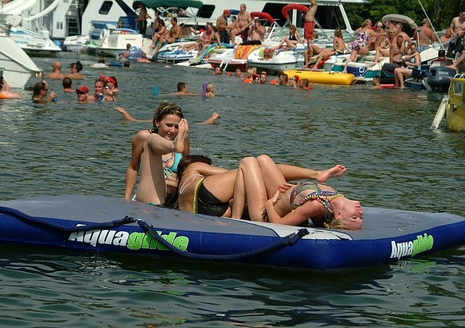 062811_partycove_random_dudes_eatingout_random_girls