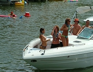 062811_partycove_random_dudes_eatingout_random_girls