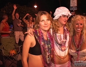 101309_fantasy_fest_girls_masturbating_and_flashing_tits_and_pussy_in_public